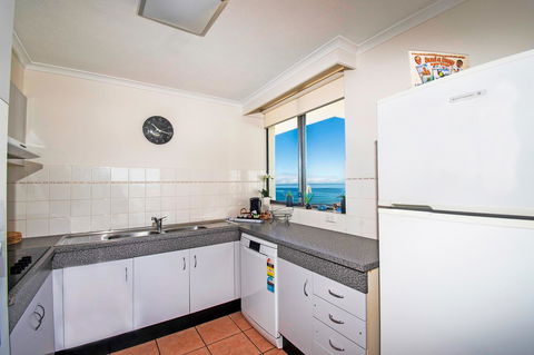 Seacrest Beachfront Apartments Surfers Paradise - Holiday Cairns 7