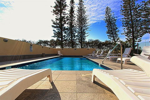 Seacrest Beachfront Apartments Surfers Paradise - Holiday Cairns 5