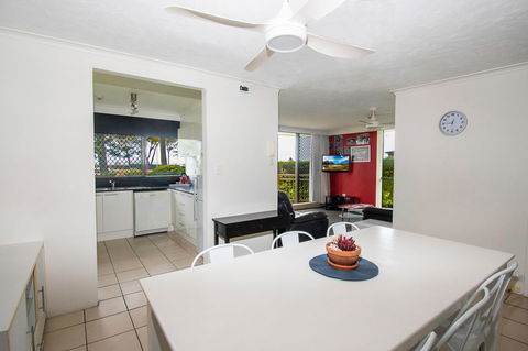 Seacrest Beachfront Apartments Surfers Paradise - Holiday Cairns 14