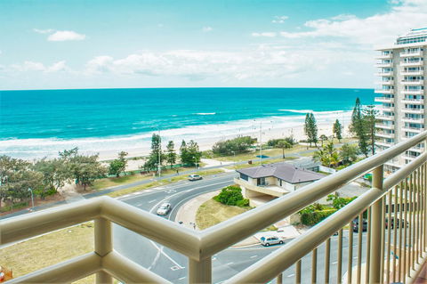 Seacrest Beachfront Apartments Surfers Paradise - Holiday Cairns 11