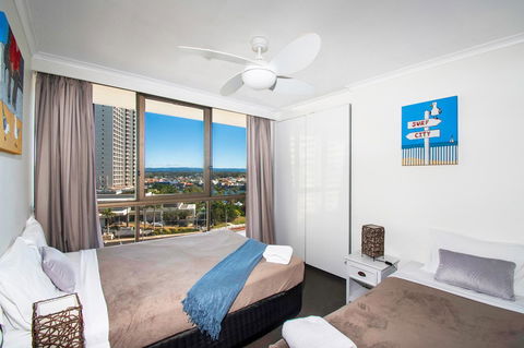 Seacrest Beachfront Apartments Surfers Paradise - Holiday Cairns 3