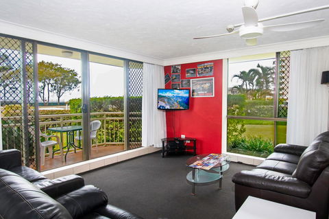 Seacrest Beachfront Apartments Surfers Paradise - Holiday Cairns 9
