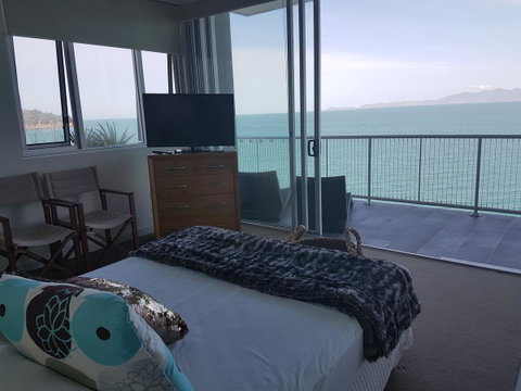 Penthouse On Bright Point - Holiday Cairns 7