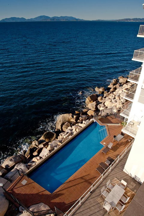 Penthouse On Bright Point - Holiday Cairns 9