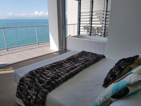 Penthouse On Bright Point - Holiday Cairns 6