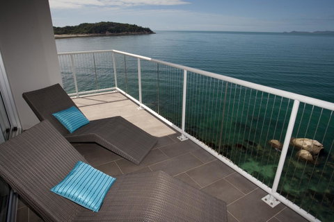 Penthouse On Bright Point - Holiday Cairns 15