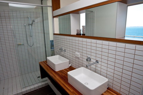 Penthouse On Bright Point - Holiday Cairns 14