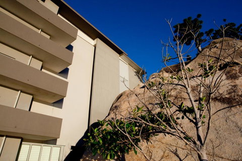 Penthouse On Bright Point - Holiday Cairns 17