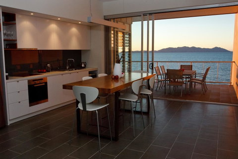 Penthouse On Bright Point - Holiday Cairns 12