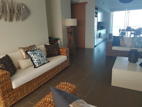 Penthouse On Bright Point - Holiday Cairns 4