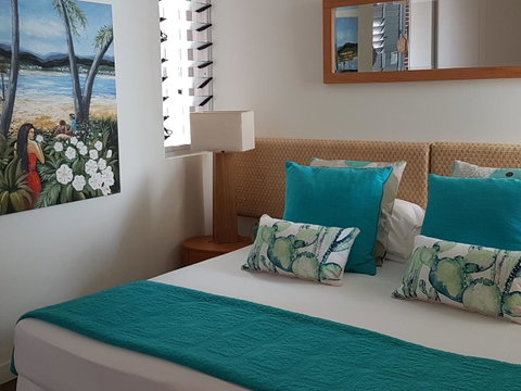 Penthouse On Bright Point - Holiday Cairns 8