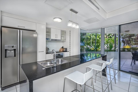Vision Apartments - Holiday Cairns 5