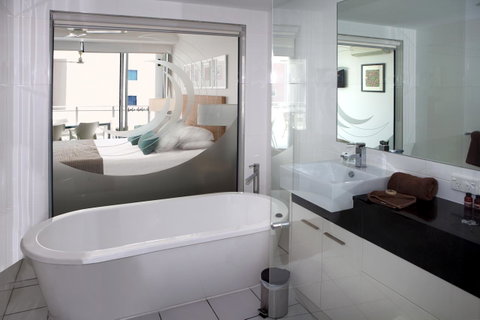 Vision Apartments - Holiday Cairns 10
