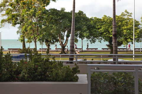 Vision Apartments - Holiday Cairns 4