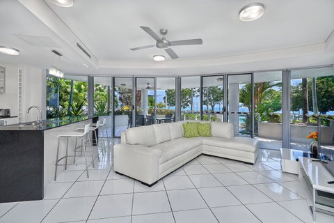 Vision Apartments - Holiday Cairns 7