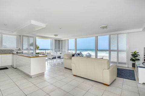 Golden Sands On The Beach - Absolute Beachfront Apartments - Holiday Cairns 2