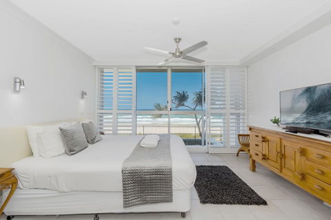 Golden Sands On The Beach - Absolute Beachfront Apartments - Holiday Cairns 3