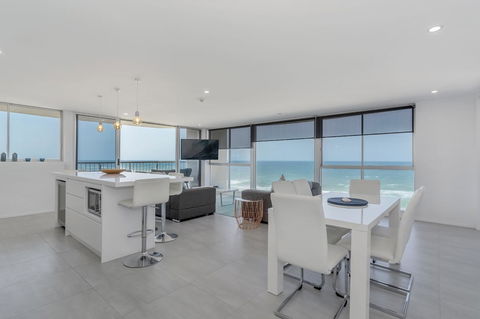 Golden Sands On The Beach - Absolute Beachfront Apartments - Holiday Cairns 6
