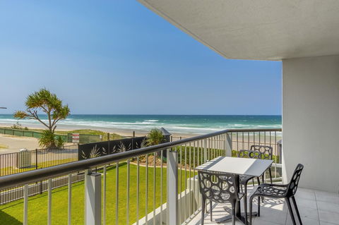 Golden Sands On The Beach - Absolute Beachfront Apartments - Holiday Cairns 1