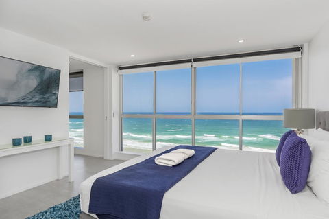 Golden Sands On The Beach - Absolute Beachfront Apartments - Holiday Cairns 5