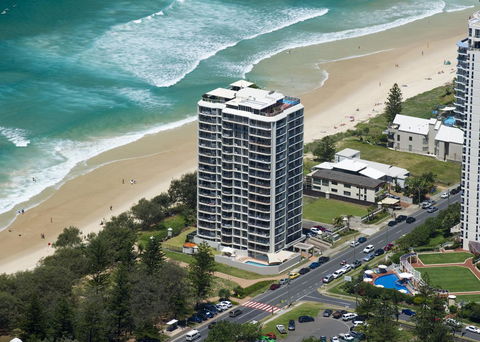 Golden Sands On The Beach - Absolute Beachfront Apartments - Holiday Cairns 0