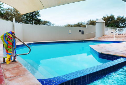 Golden Sands On The Beach - Absolute Beachfront Apartments - Holiday Cairns 14