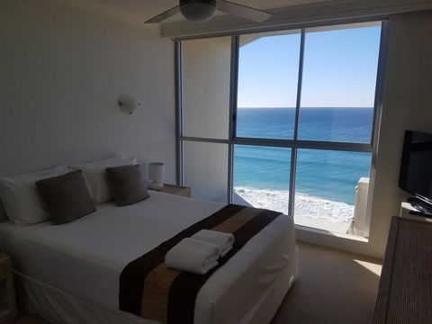 Golden Sands On The Beach - Absolute Beachfront Apartments - Holiday Cairns 29