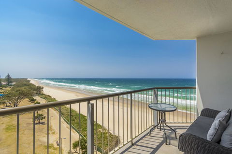 Golden Sands On The Beach - Absolute Beachfront Apartments - Holiday Cairns 7