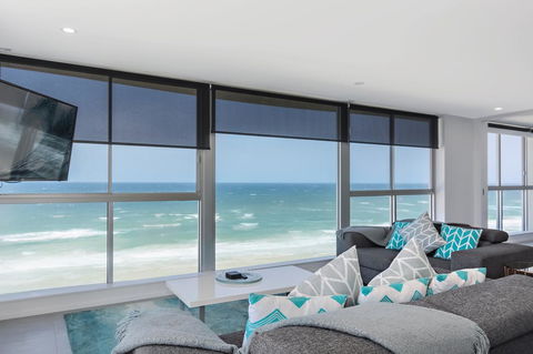 Golden Sands On The Beach - Absolute Beachfront Apartments - Holiday Cairns 8