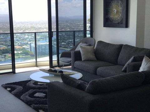 Luxury 3 Bedroom In Heart Of Broadbeach - Holiday Cairns 21