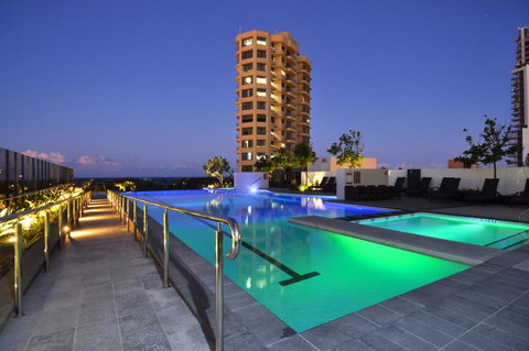 Luxury 3 Bedroom In Heart Of Broadbeach - Holiday Cairns 11