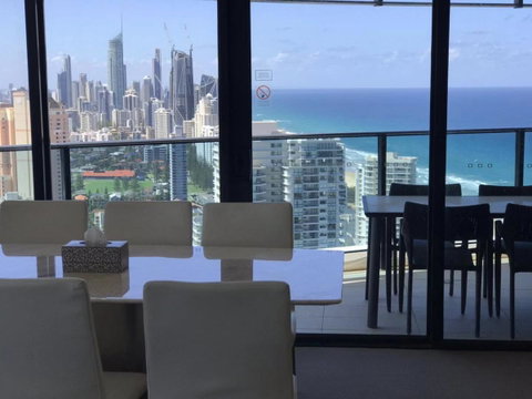 Luxury 3 Bedroom In Heart Of Broadbeach - Holiday Cairns 12