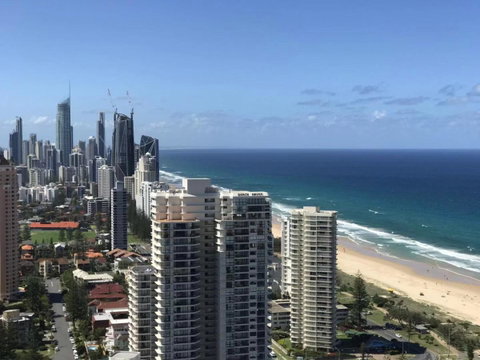 Luxury 3 Bedroom In Heart Of Broadbeach - Holiday Cairns 1