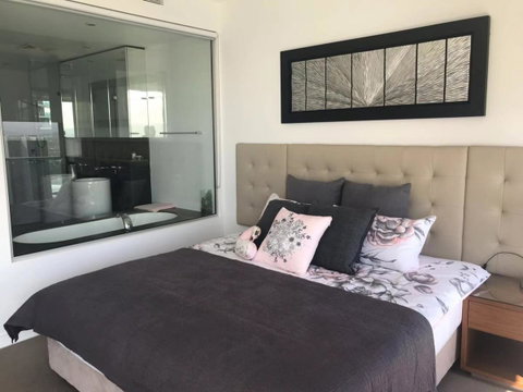 Luxury 3 Bedroom In Heart Of Broadbeach - Holiday Cairns 16