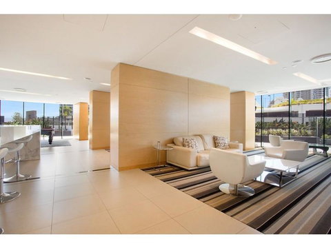 Luxury 3 Bedroom In Heart Of Broadbeach - Holiday Cairns 8