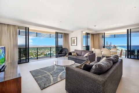 Luxury 3 Bedroom In Heart Of Broadbeach - Holiday Cairns 0