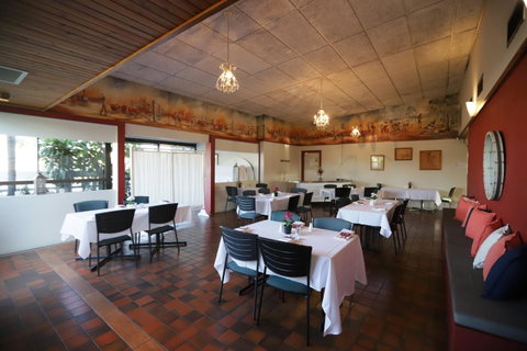 Emerald Central Hotel Official - Holiday Cairns 11