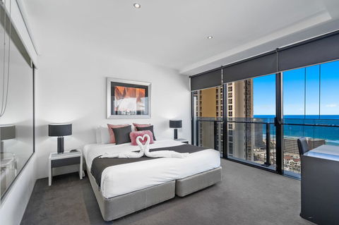 Circle On Cavill, Apartments And Sub Penthouses - We Accommodate - Holiday Cairns 3