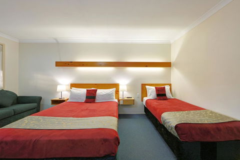 Smart Motels Bert Hinkler - Holiday Cairns 9