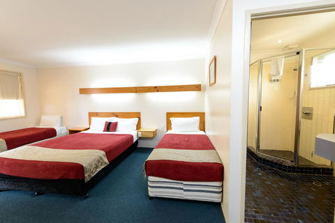 Smart Motels Bert Hinkler - Holiday Cairns 3