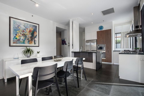 Ultra Broadbeach - Holiday Cairns 24