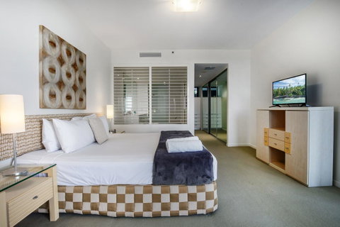 Ultra Broadbeach - Holiday Cairns 37