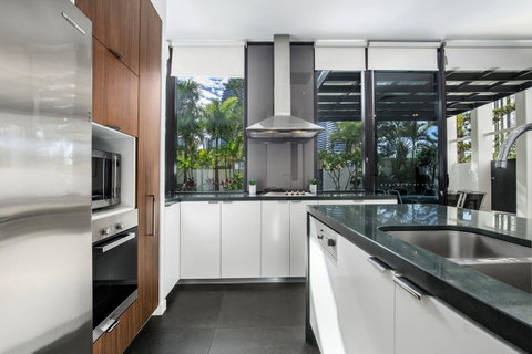 Ultra Broadbeach - Holiday Cairns 25