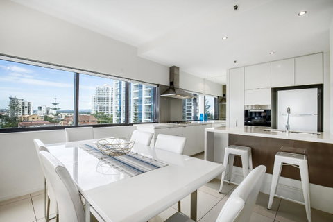 Ultra Broadbeach - Holiday Cairns 9