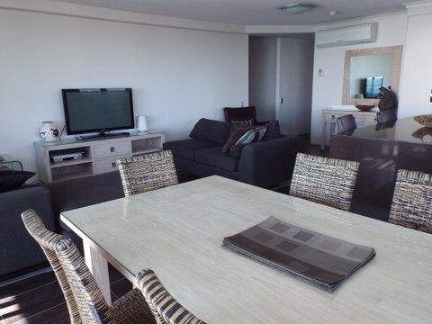 Northwind Beachfront Apartments - Holiday Cairns 13