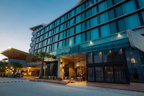 Eatons Hill Hotel - Holiday Cairns 2