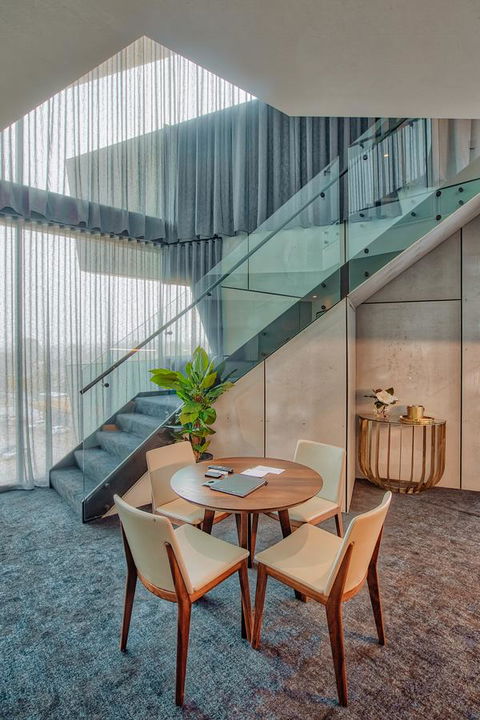 Eatons Hill Hotel - Holiday Cairns 8