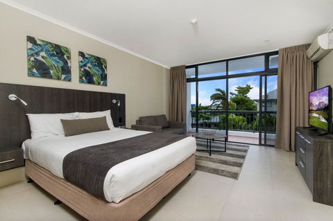 Sunshine Tower Hotel - Holiday Cairns 1