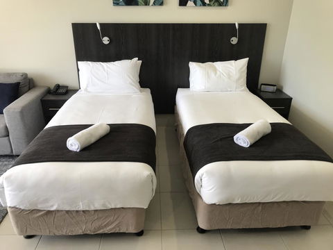 Sunshine Tower Hotel - Holiday Cairns 6