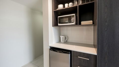 Sunshine Tower Hotel - Holiday Cairns 8